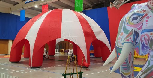 Activitat de circ amb carpa gegant