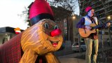 El caga tió gegant inflable és el rei de les festes de Nadal