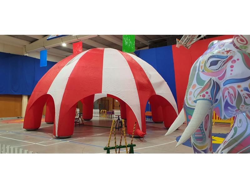 Actividad de circo con carpa gigante