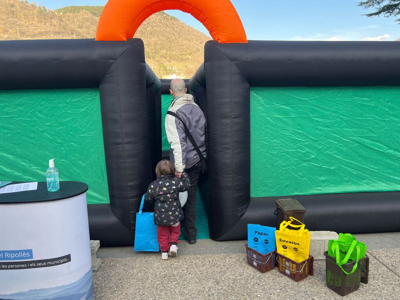 El laberinto del reciclaje en la feria de Ripoll