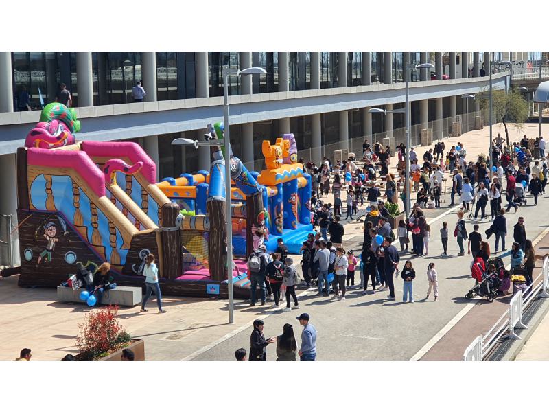 Hinchables marinos en la inauguración del puerto de Badalona