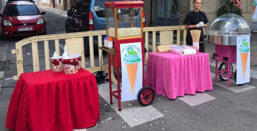 Máquina de palomitas y máquina de nubes de azúcar al shopping night de Barcelona