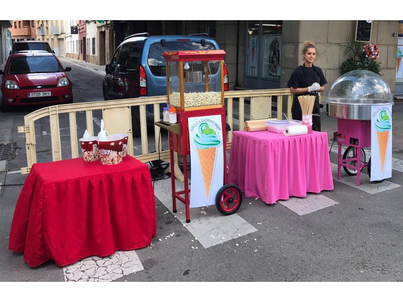 Máquina de palomitas y máquina de nubes de azúcar al shopping night de Barcelona