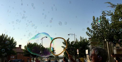 L'art de fer bombolles de sabó gegants amb l'activitat infantil per a nens i adults