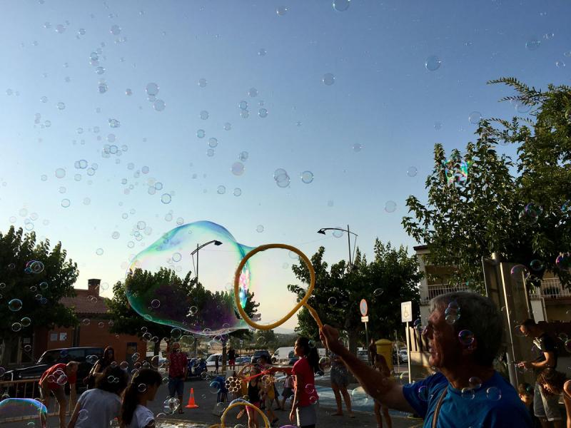 El arte de hacer burbujas de jabón gigantes con la actividad infantil para niños y adultos