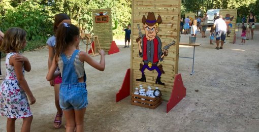 Fiesta major con juegos del oeste y la fiesta del far west