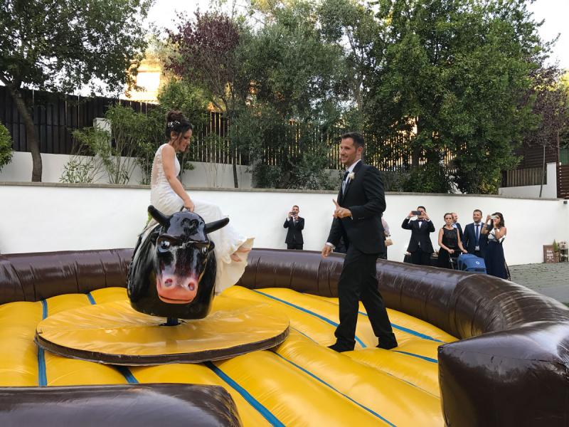 Boda con el toro mecánico