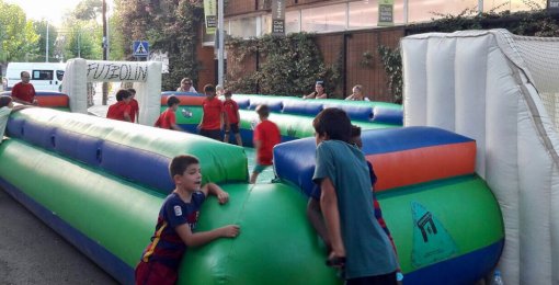 El hinchable futbolín humano es un hinchable ideal para torneos de futbol