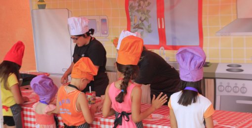 El taller de panellets és l’activitat infantil més esperada per a la festa de la castanyada