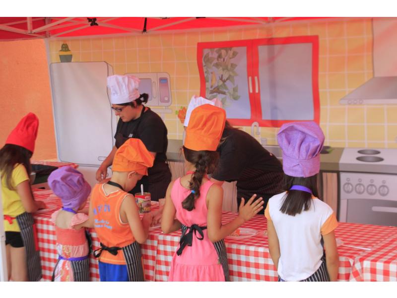 El taller de panellets és l’activitat infantil més esperada per a la festa de la castanyada