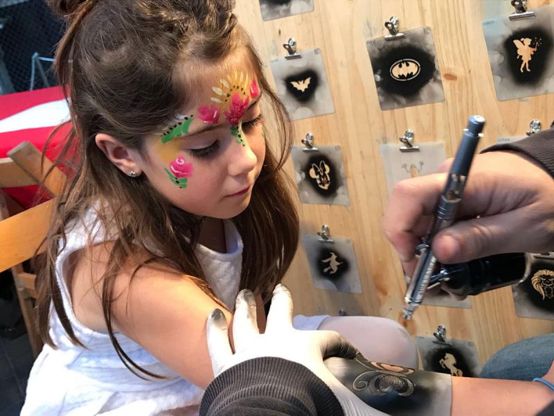 El taller de tatuajes de aerografía es una actividad fantástica para toda la familia