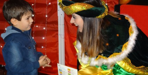 El paje real o el cartero real llegan para recoger las cartas de los reyes magos de todos los niños y niñas