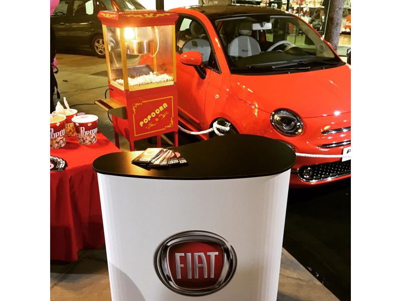 La màquina de crispetes de Plus Arts promocionant el nou cotxe Fiat 500