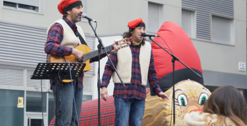 El espectáculo del caga tió gigante llega con dos músicos encima del escenario