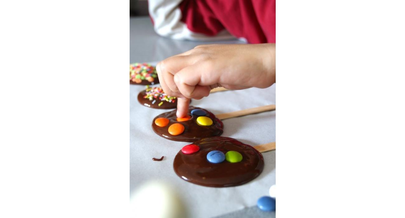 Taller de piruletas de chocolate