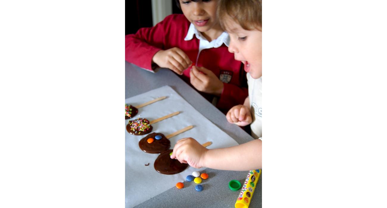 Taller de piruletas de chocolate