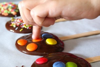 Taller de piruletas de chocolate