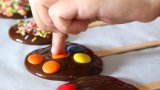 Taller de piruletas de chocolate