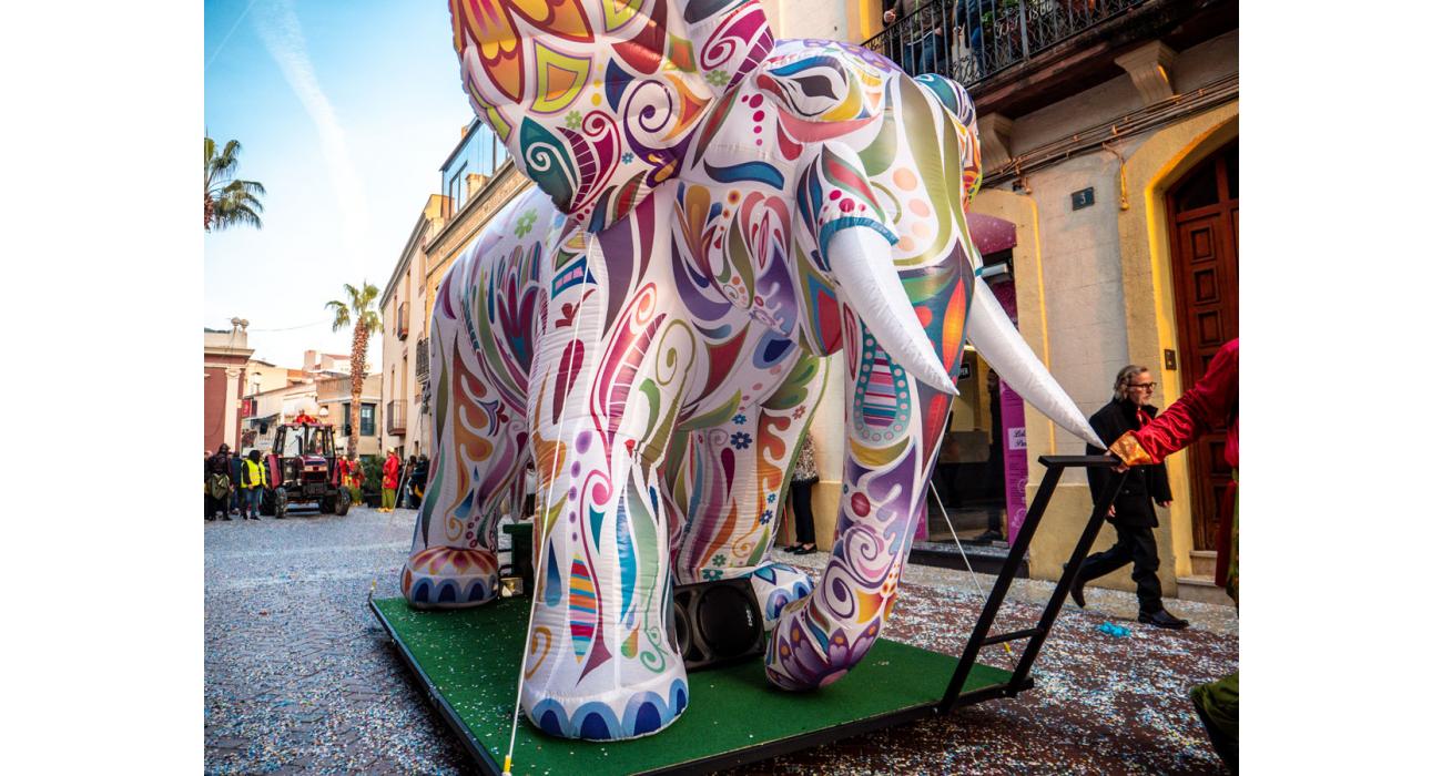 Elefants inflables per a rua de carnaval