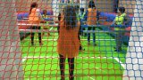 Hinchable futbolin humano con barras